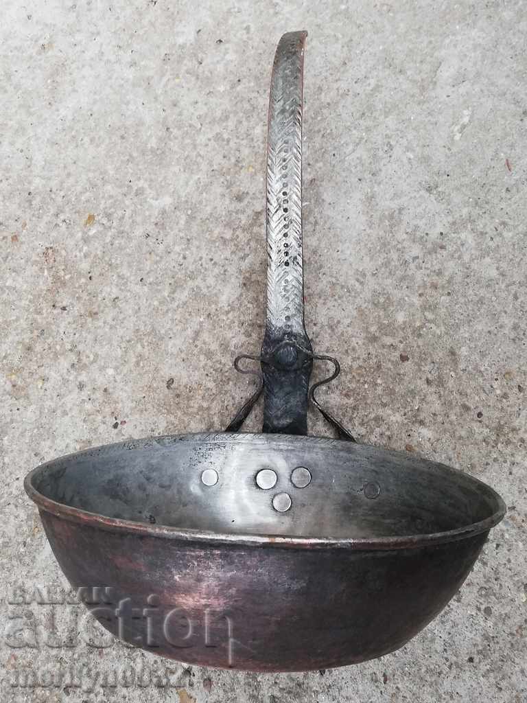 An old copper pan, a baker, a tray, a copper pot - 5 An old copper pan, a baker, a tray, a copper pot - 5