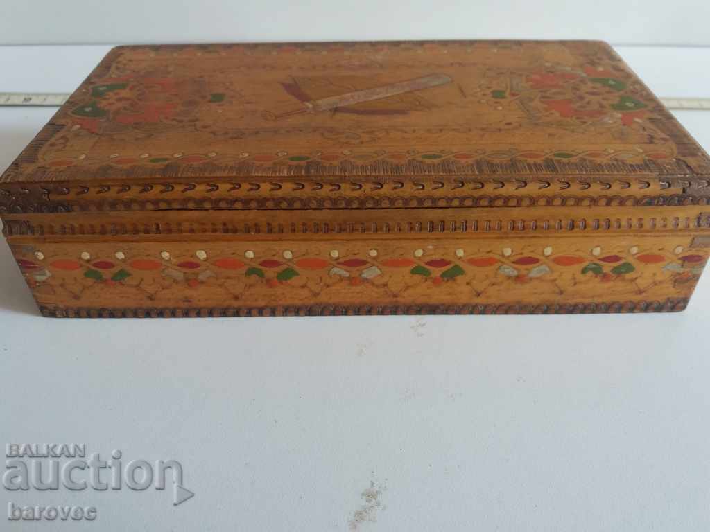 Auction  Beautiful pyrographic wooden box - snuff box