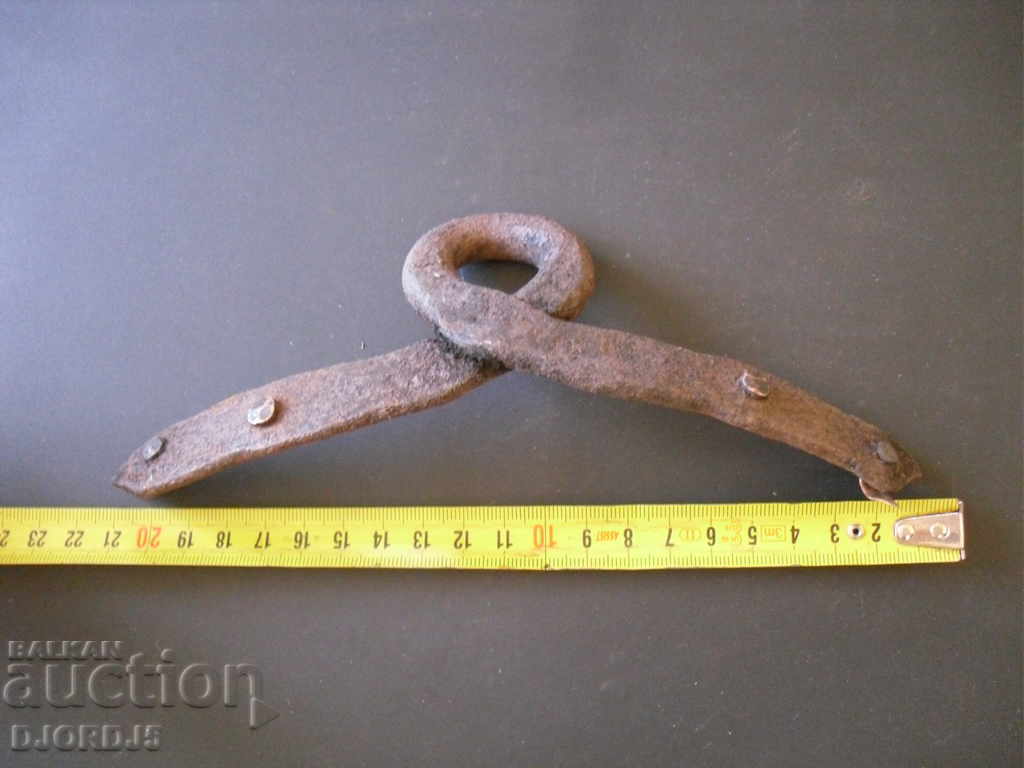 Auction  An old honeycomb hinge