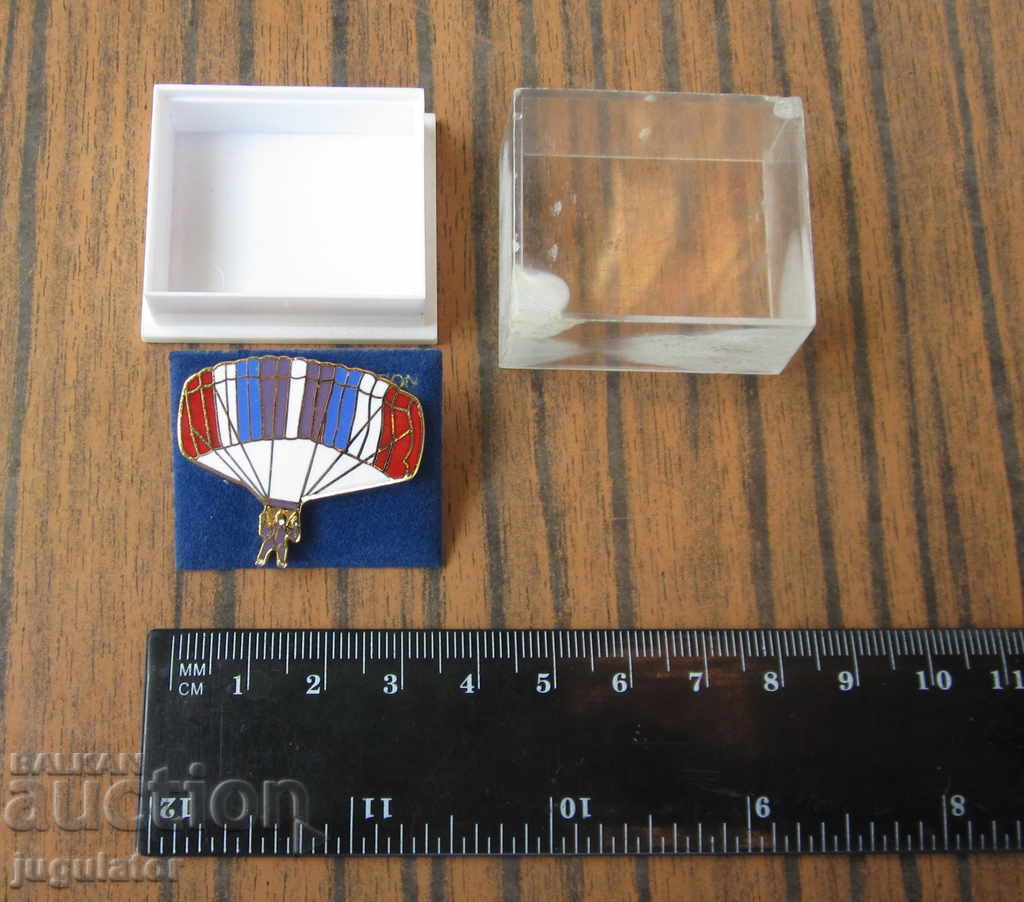 vechi parașuta militară franceză parașută insigne parașută în cutie cu preț 20.00 BGN | € 10.23