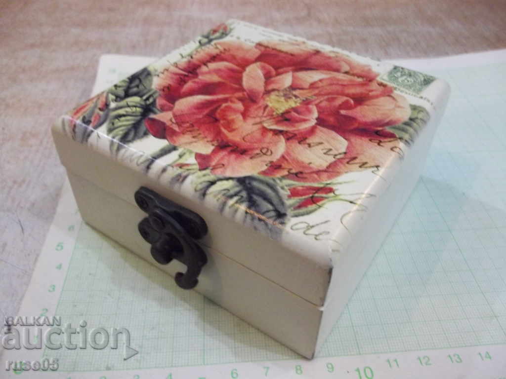 Delivery of Box white white with colored applique and mirror