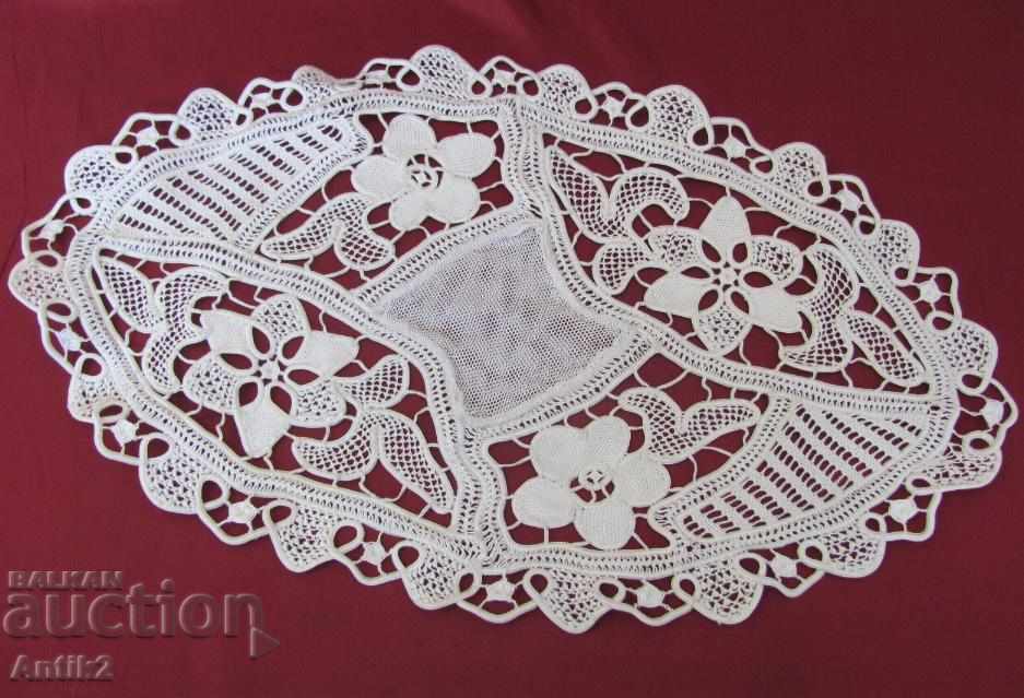 Auction 19th Century 3 Pieces Hand Knitted Box, Tablecloth Auction 19th Century 3 Pieces Hand Knitted Box, Tablecloth