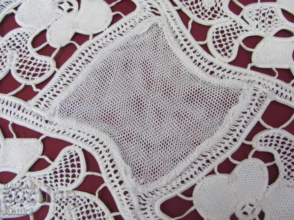 Delivery of 19th Century 3 Pieces Hand Knitted Box, Tablecloth Delivery of 19th Century 3 Pieces Hand Knitted Box, Tablecloth