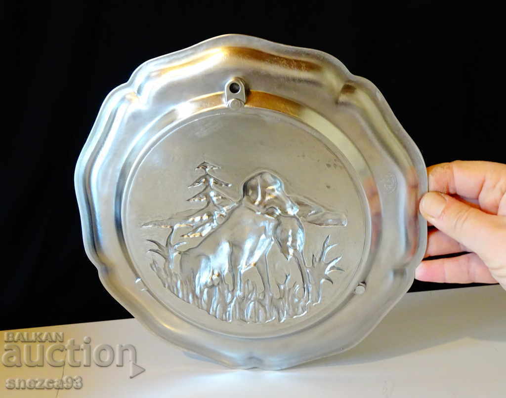 Delivery of Panel, pewter plate with a hunting scene. Delivery of Panel, pewter plate with a hunting scene.