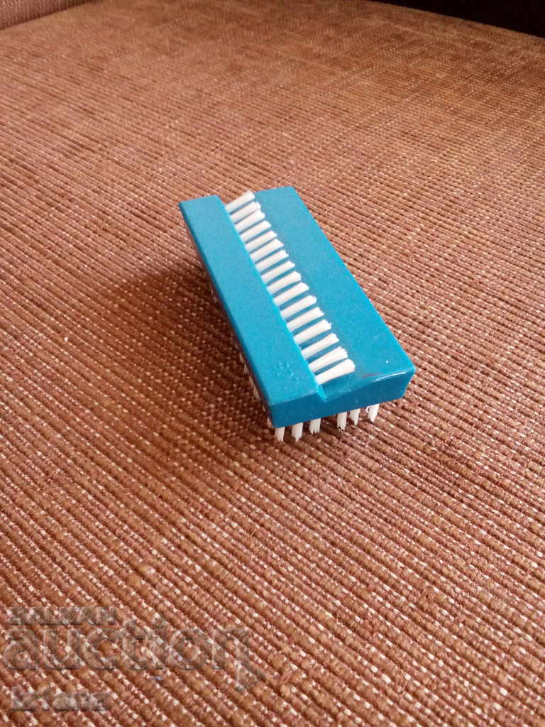 An old brush with price 9.00 BGN | € 4.60 An old brush with price 9.00 BGN | € 4.60