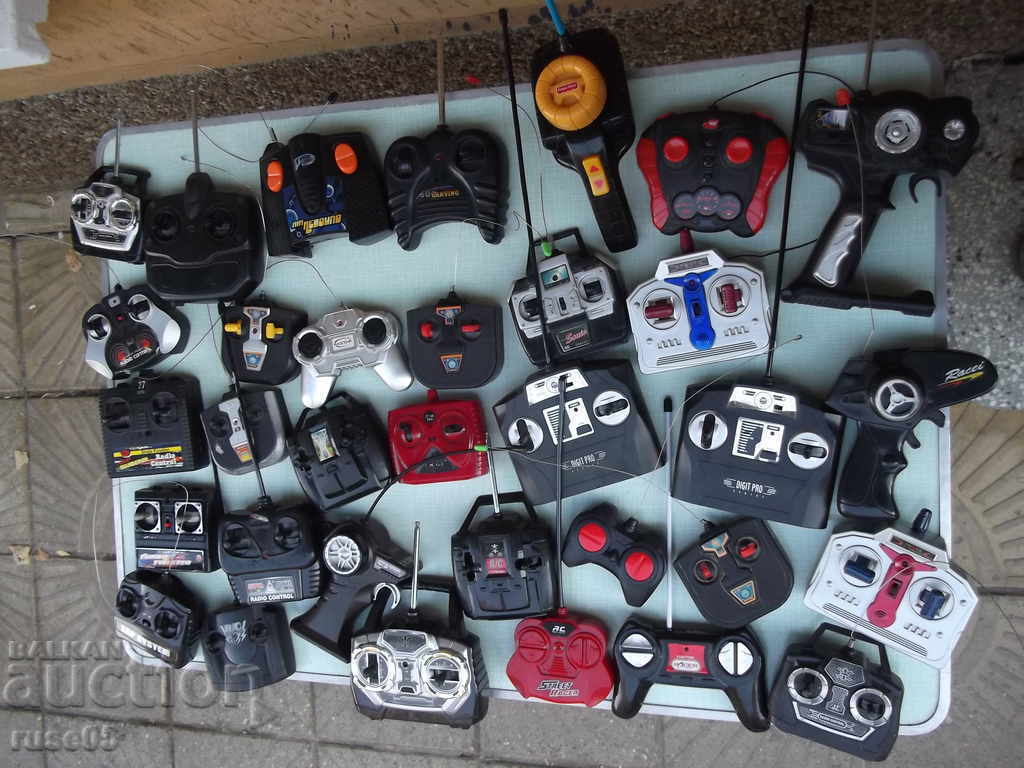 Lot de 33 buc. telecomenzi pentru jucării de mașini electrice cu preț 70.00 BGN | € 35.79 Lot de 33 buc. telecomenzi pentru jucării de mașini electrice cu preț 70.00 BGN | € 35.79