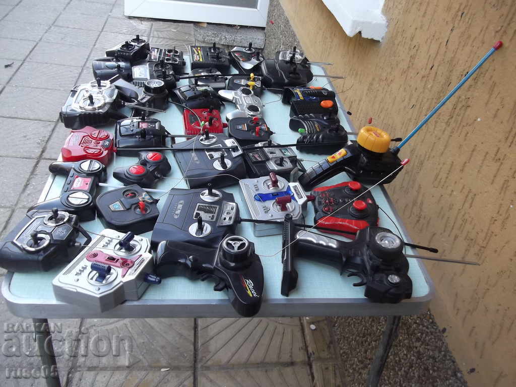 Licitație Lot de 33 buc. telecomenzi pentru jucării de mașini electrice Licitație Lot de 33 buc. telecomenzi pentru jucării de mașini electrice