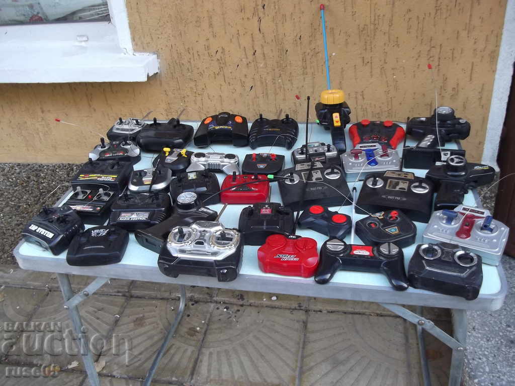 Livrarea Lot de 33 buc. telecomenzi pentru jucării de mașini electrice Livrarea Lot de 33 buc. telecomenzi pentru jucării de mașini electrice