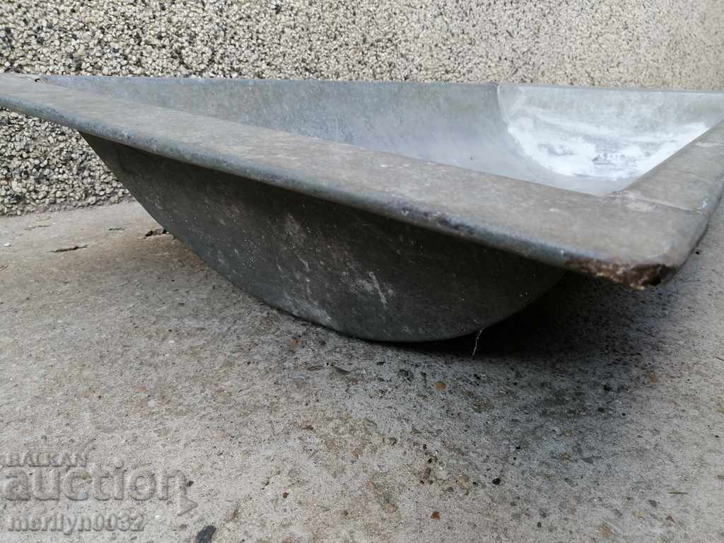 An old galvanized bed, a household bowl - 7