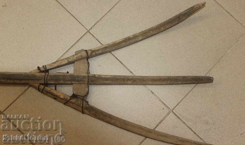 Licitație . ȘTERNĂ PENTRU OȚELĂ VILA TRIZUBA DE LEMN VECHI MARE