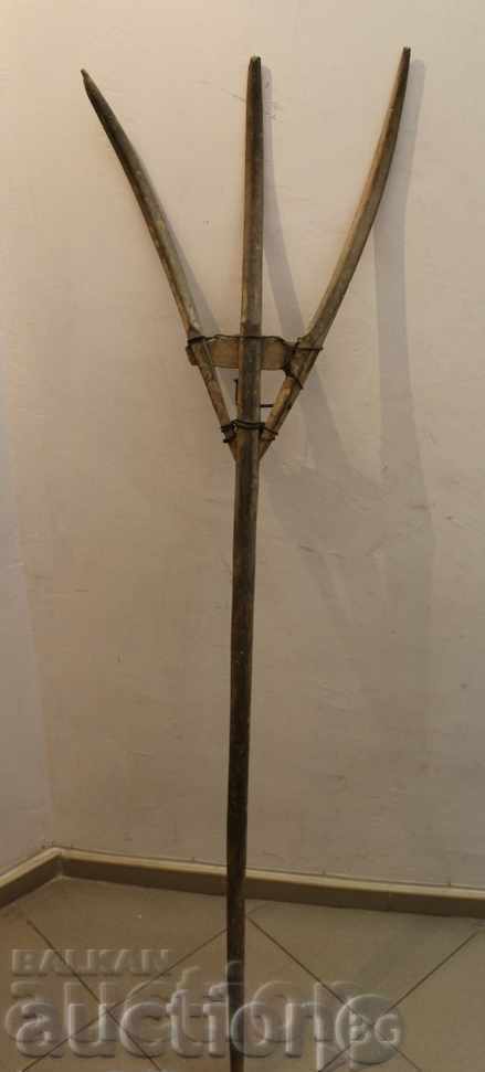 . OLD LARGE WOODEN VILLA TRIZUBA TOOL SHOVEL - 5 . OLD LARGE WOODEN VILLA TRIZUBA TOOL SHOVEL - 5