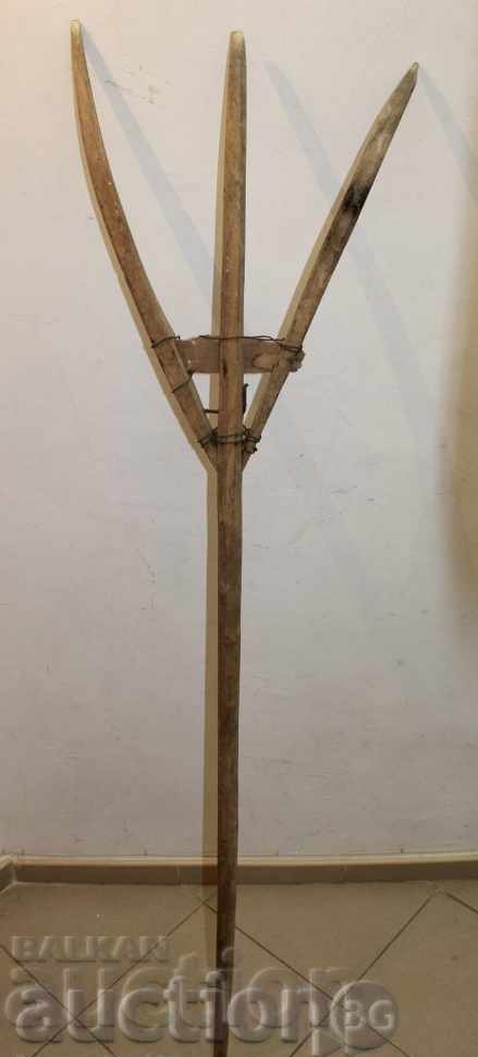 . OLD LARGE WOODEN VILLA TRIZUBA TOOL SHOVEL - 7 . OLD LARGE WOODEN VILLA TRIZUBA TOOL SHOVEL - 7