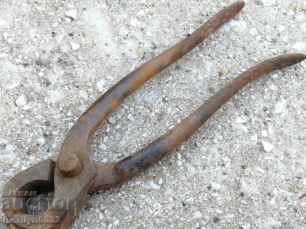 Delivery of Old primitive pincers nippers pliers