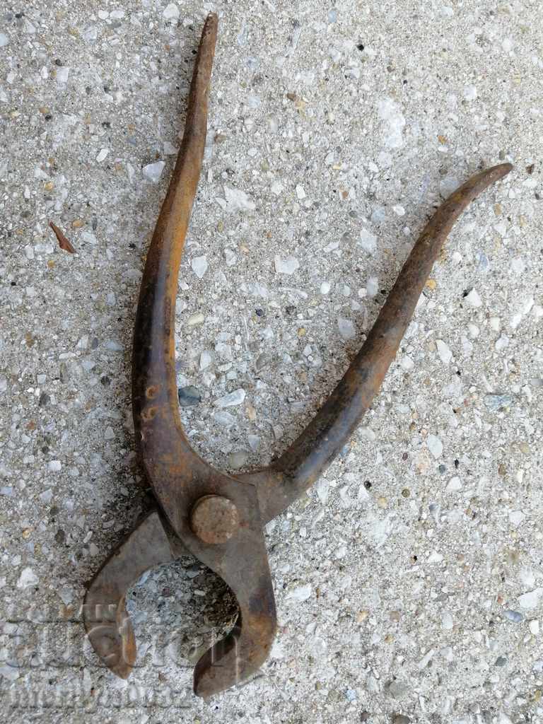 Old primitive pincers nippers pliers - 6