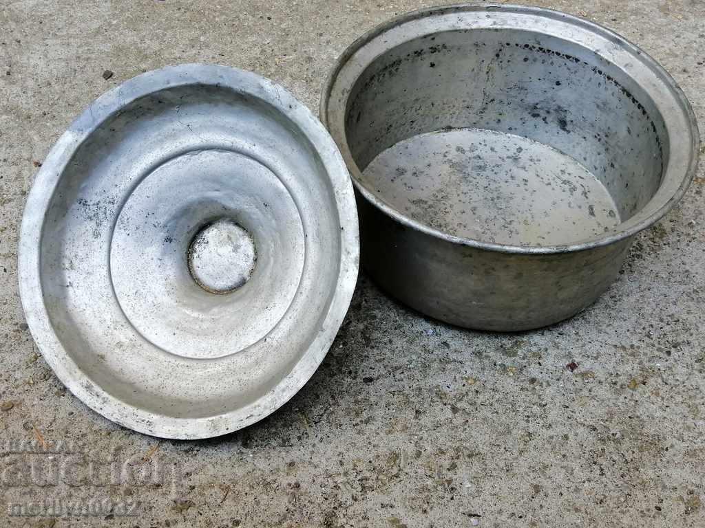 Delivery of Copper pot with a lid of a copper cup cooker