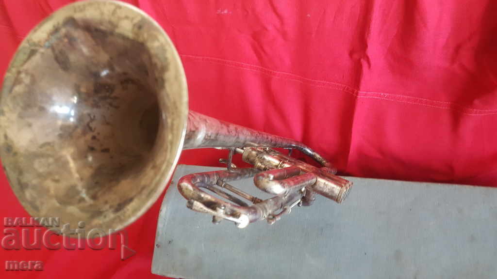 Доставка на Старинен тромпет Lignatone Доставка на Старинен тромпет Lignatone