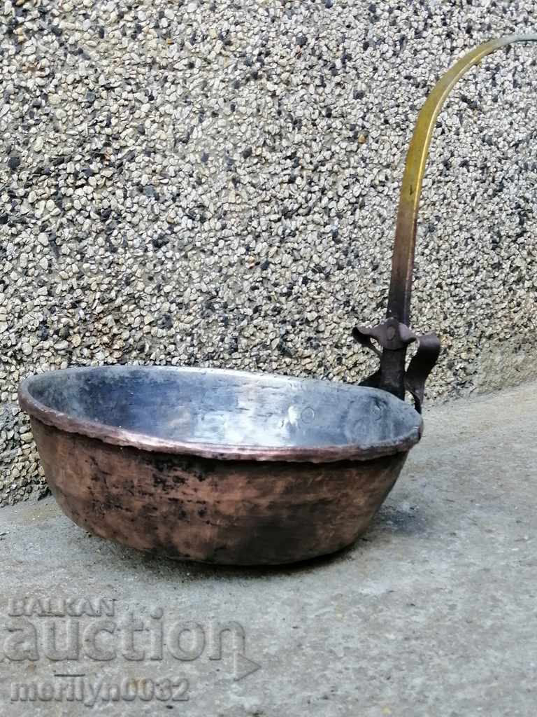 Auction An old copper pan, a baker, a tray, a copper pot Auction An old copper pan, a baker, a tray, a copper pot