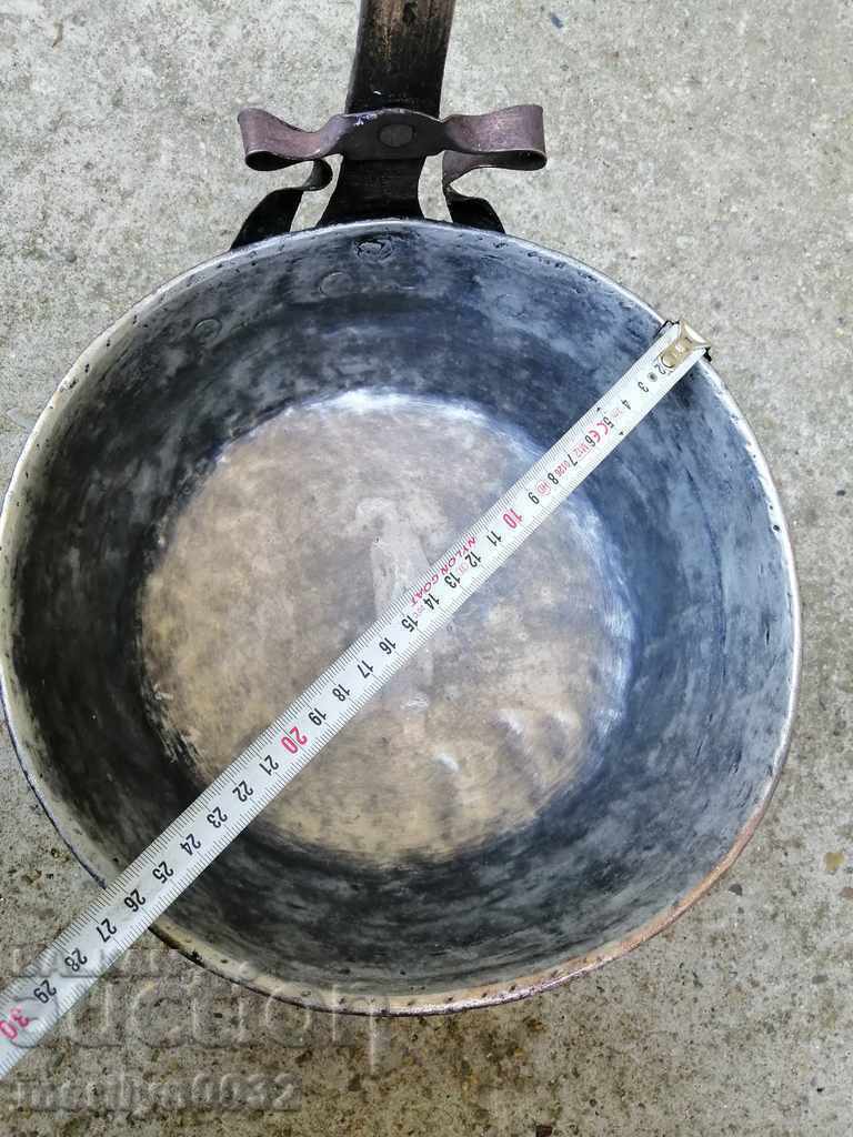 Delivery of An old copper pan, a baker, a tray, a copper pot Delivery of An old copper pan, a baker, a tray, a copper pot