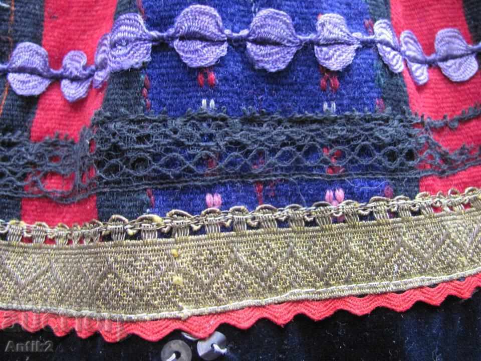 Δημοπρασία Παιδική ενδυμασία από μαλλί λαϊκής τέχνης του 19ου αιώνα