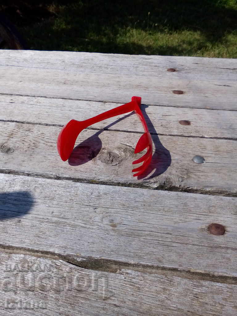 An old kitchen pinch with price 5.00 BGN | € 2.56 An old kitchen pinch with price 5.00 BGN | € 2.56