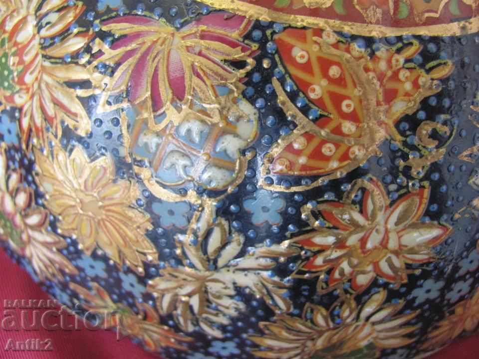 Delivery of Old Chinese Porcelain hand-painted with gilded Cup Delivery of Old Chinese Porcelain hand-painted with gilded Cup