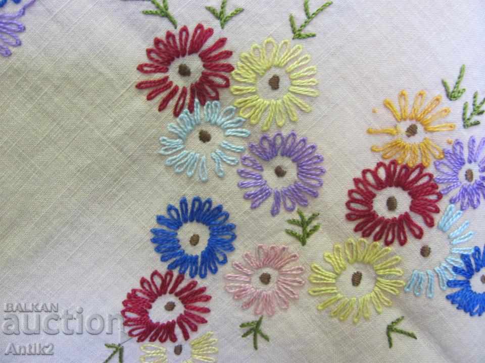 Delivery of Old hand embroidered large tablecloth Delivery of Old hand embroidered large tablecloth