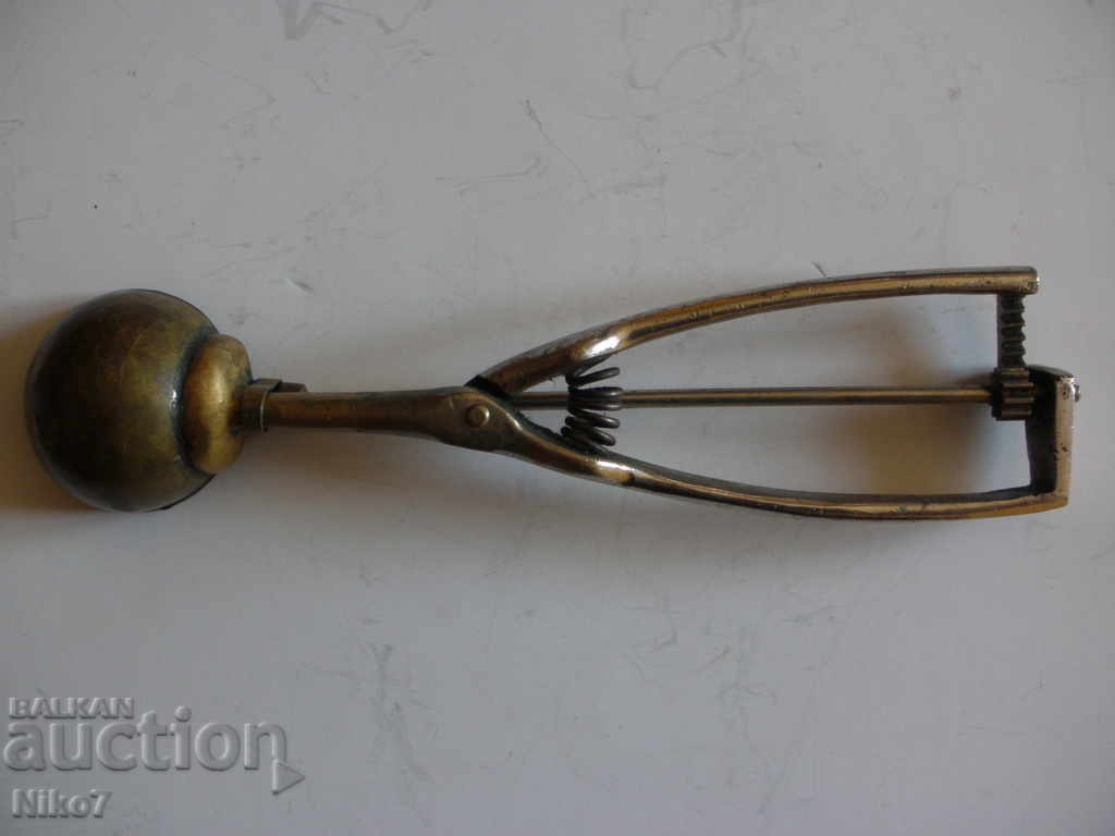 Ένα παλιό κουτάλι για το παγωτό σόδα. με τιμή 34.99 BGN | € 17.89 Ένα παλιό κουτάλι για το παγωτό σόδα. με τιμή 34.99 BGN | € 17.89