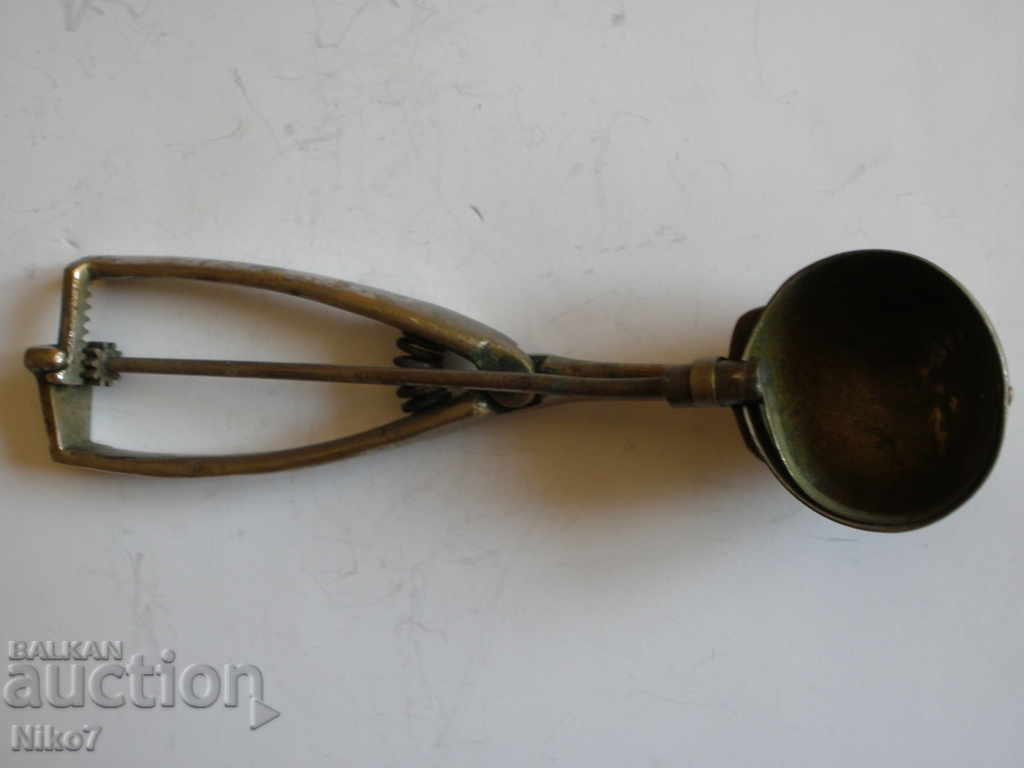 Licitație Lingură veche de înghețată din perioada socialistă