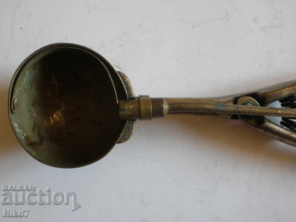 Livrarea Lingură veche de înghețată din perioada socialistă