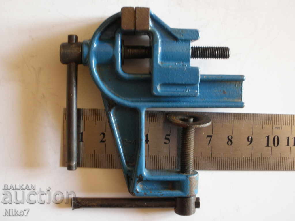 Auction A small old jeweler's vise from the soca. Auction A small old jeweler's vise from the soca.