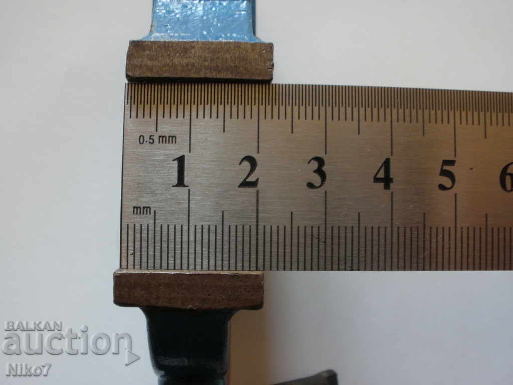 A small old jeweler's vise from the soca. - 5 A small old jeweler's vise from the soca. - 5