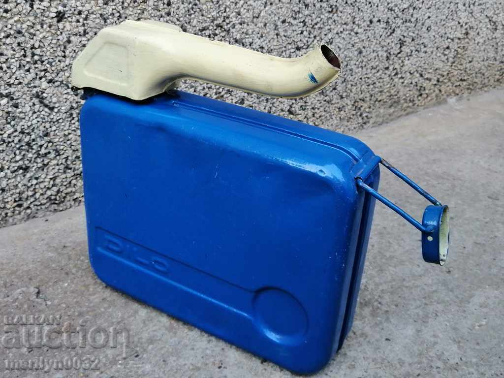 Delivery of A 5 liter can of 70's fuel funnel Delivery of A 5 liter can of 70's fuel funnel