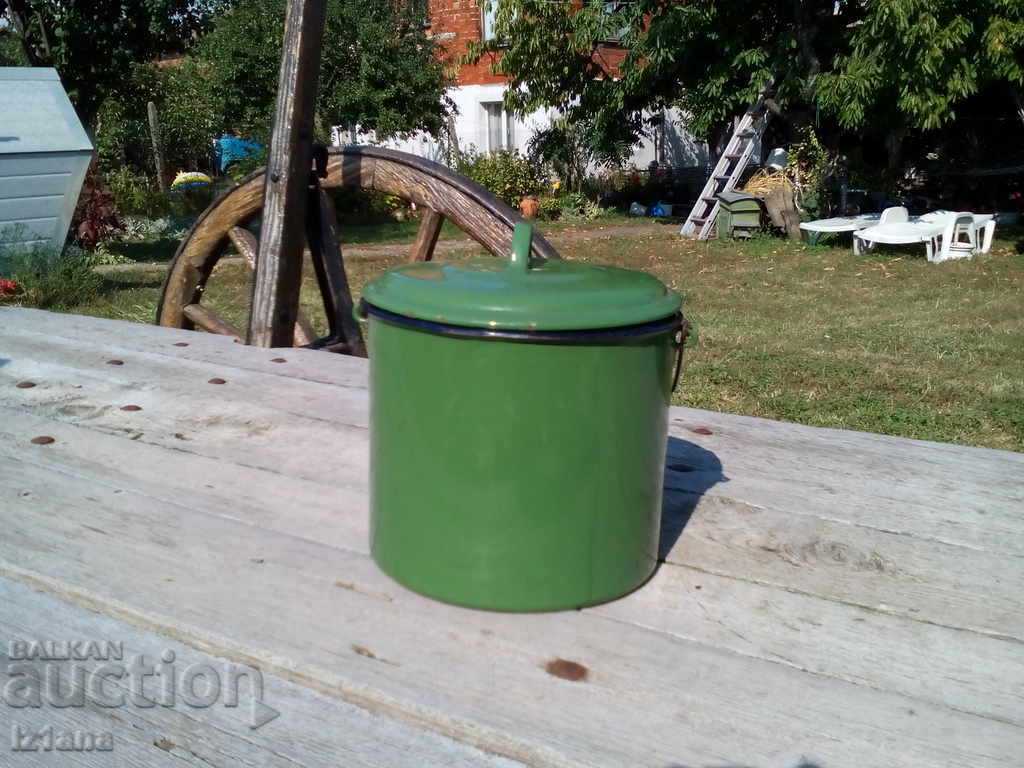 Auction Old enameled kettle Auction Old enameled kettle