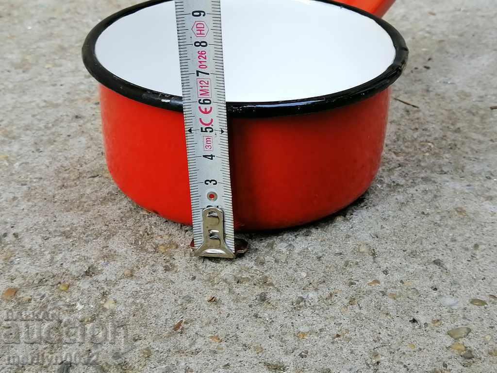 Delivery of Old small enameled frying pan SOC period
