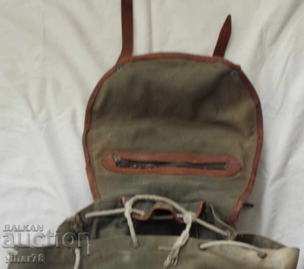 Auction a large military backpack Auction a large military backpack
