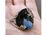 Interesting Silver Ring with curved Onyx attached to the Leaf