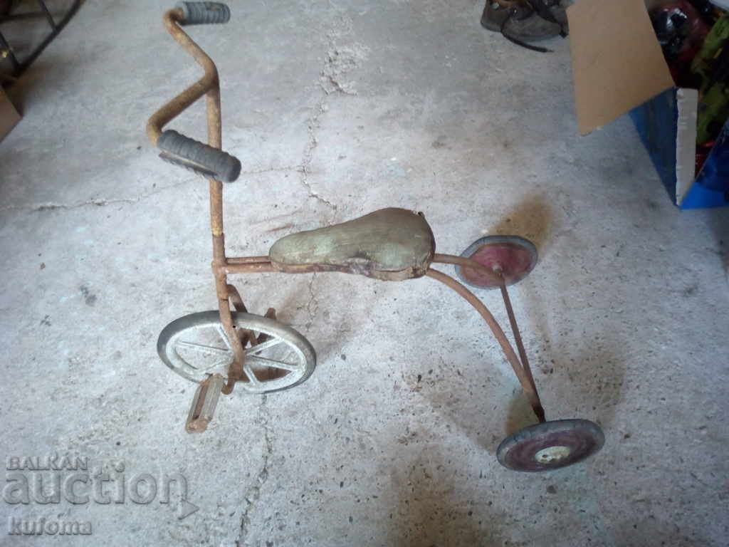 Много старо колело триколка