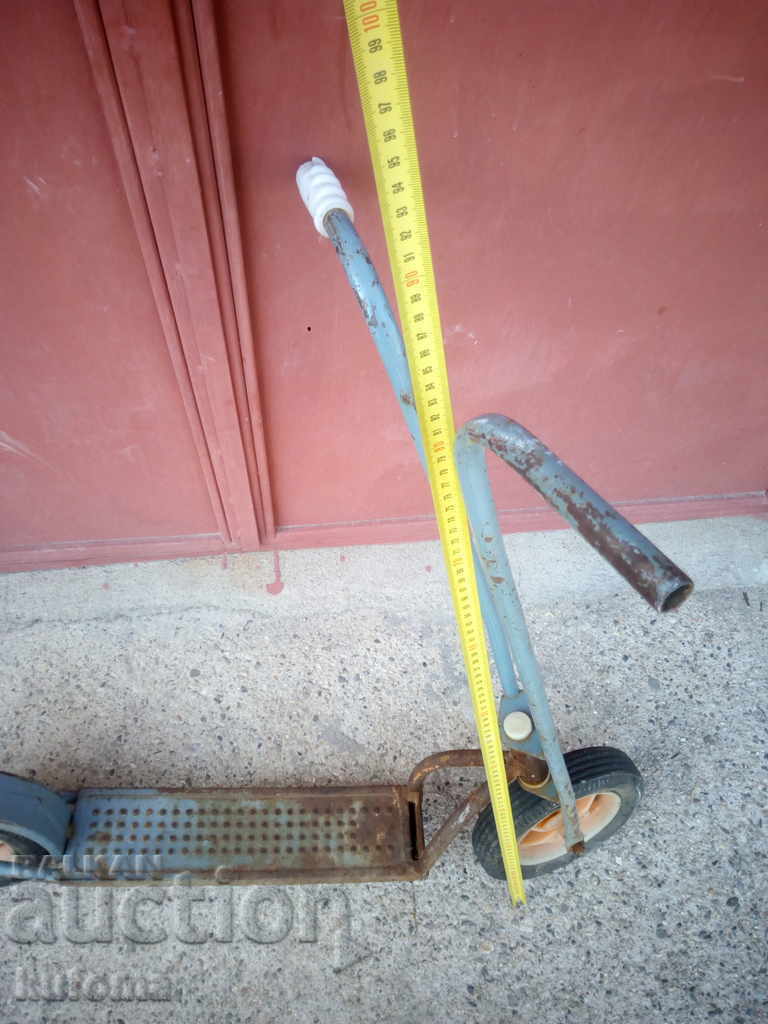 Roata de scuter foarte veche cu preț 59.99 BGN | € 30.67