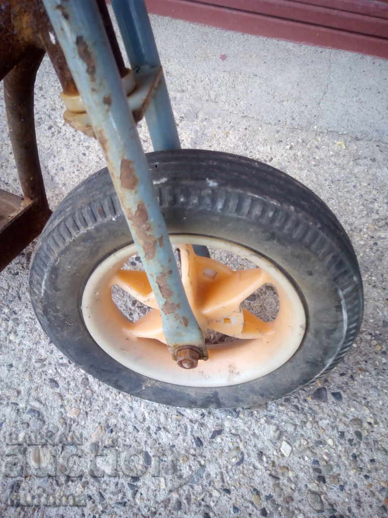 Livrarea Roata de scuter foarte veche