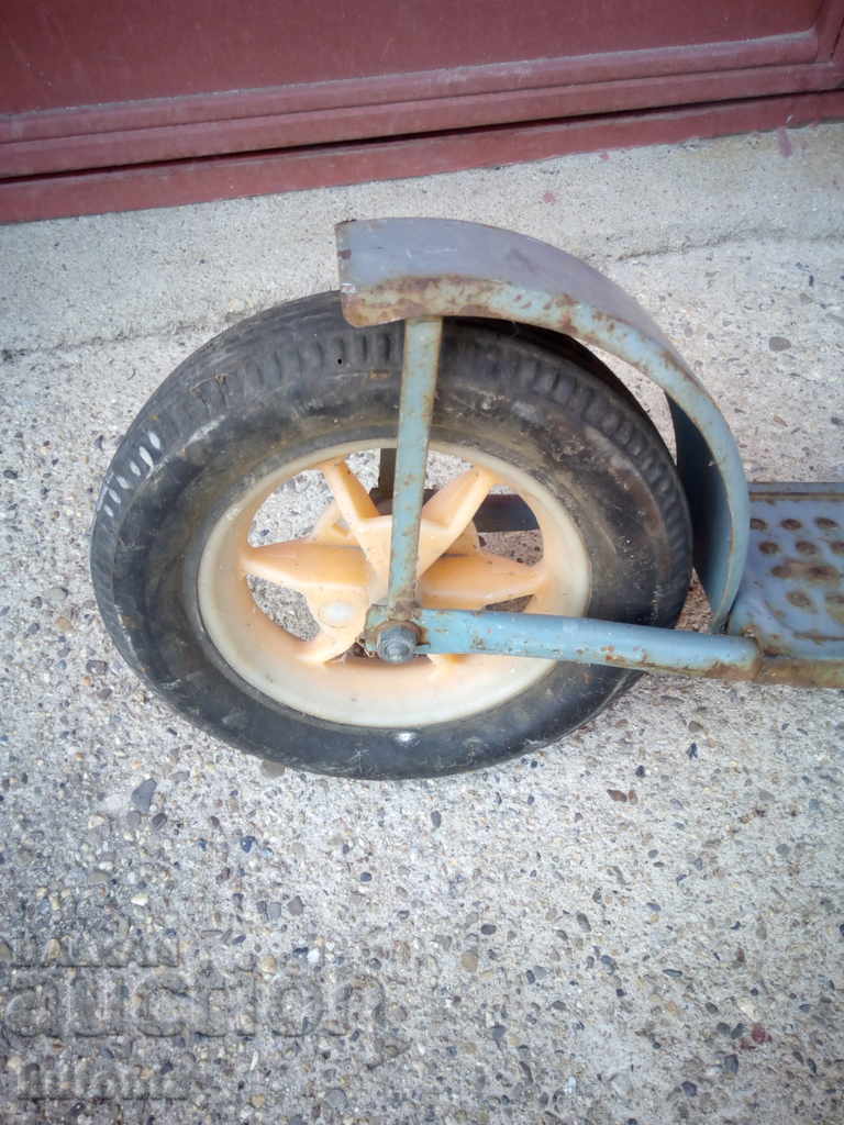 Roata de scuter foarte veche - 5
