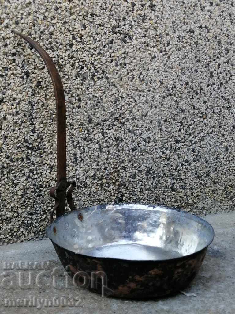 Auction An old copper pan, a baker, a tray, a copper pot Auction An old copper pan, a baker, a tray, a copper pot