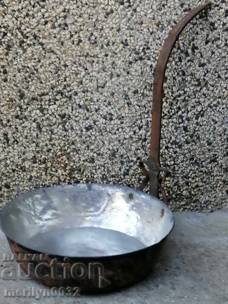 Delivery of An old copper pan, a baker, a tray, a copper pot Delivery of An old copper pan, a baker, a tray, a copper pot