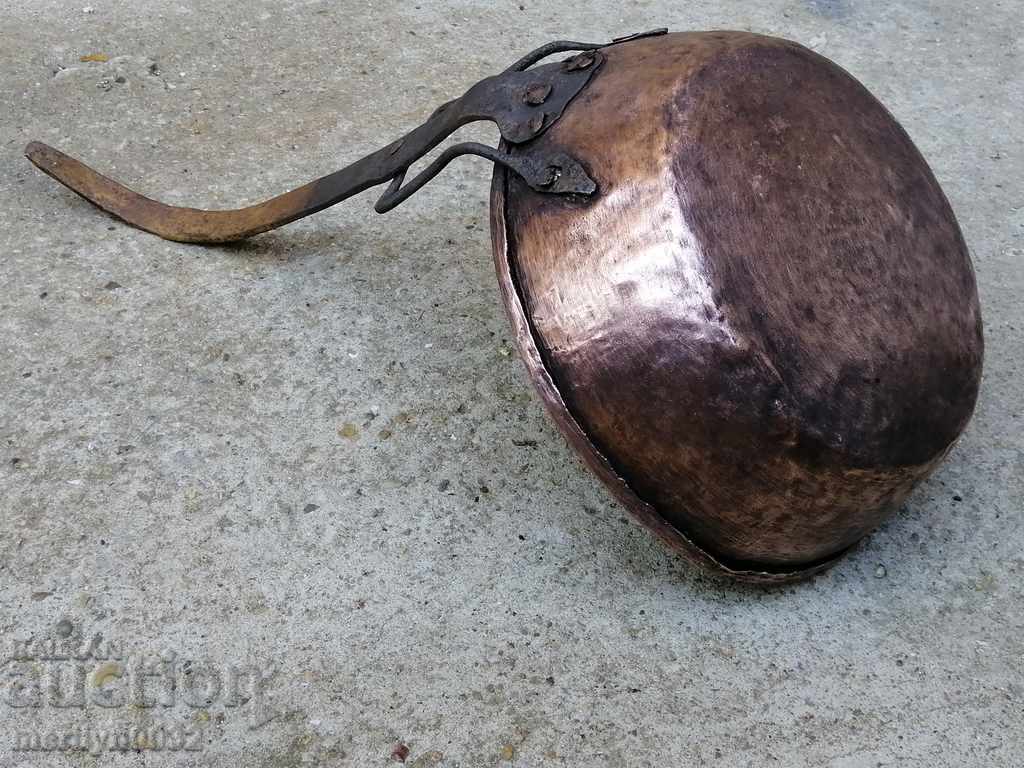 Auction An old copper pan, a baker, a tray, a copper pot Auction An old copper pan, a baker, a tray, a copper pot