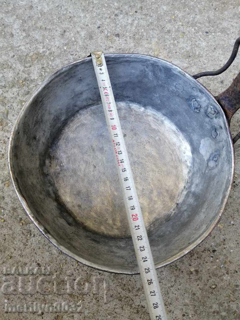An old copper pan, a baker, a tray, a copper pot - 6 An old copper pan, a baker, a tray, a copper pot - 6