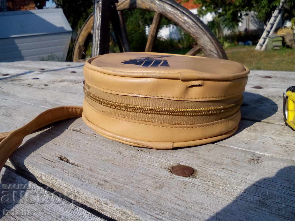 Delivery of Old vase, pour