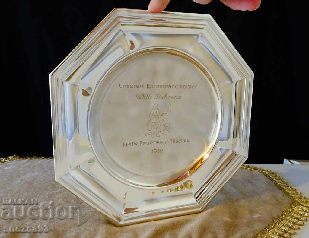 Auction Shiny silver-plated plate, engraved fireman Auction Shiny silver-plated plate, engraved fireman