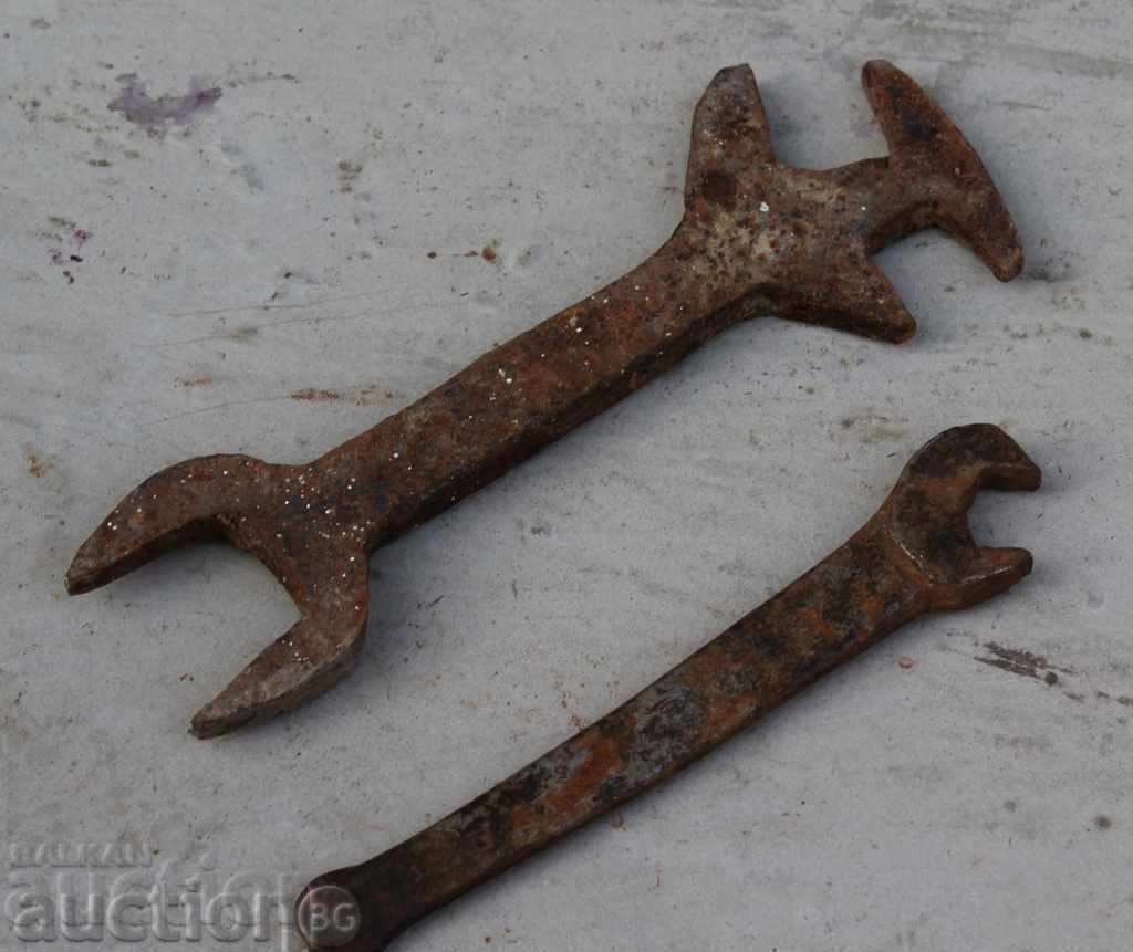 . LOTS OLD MASSIVE WRENCH KEYS WRENCH KEY