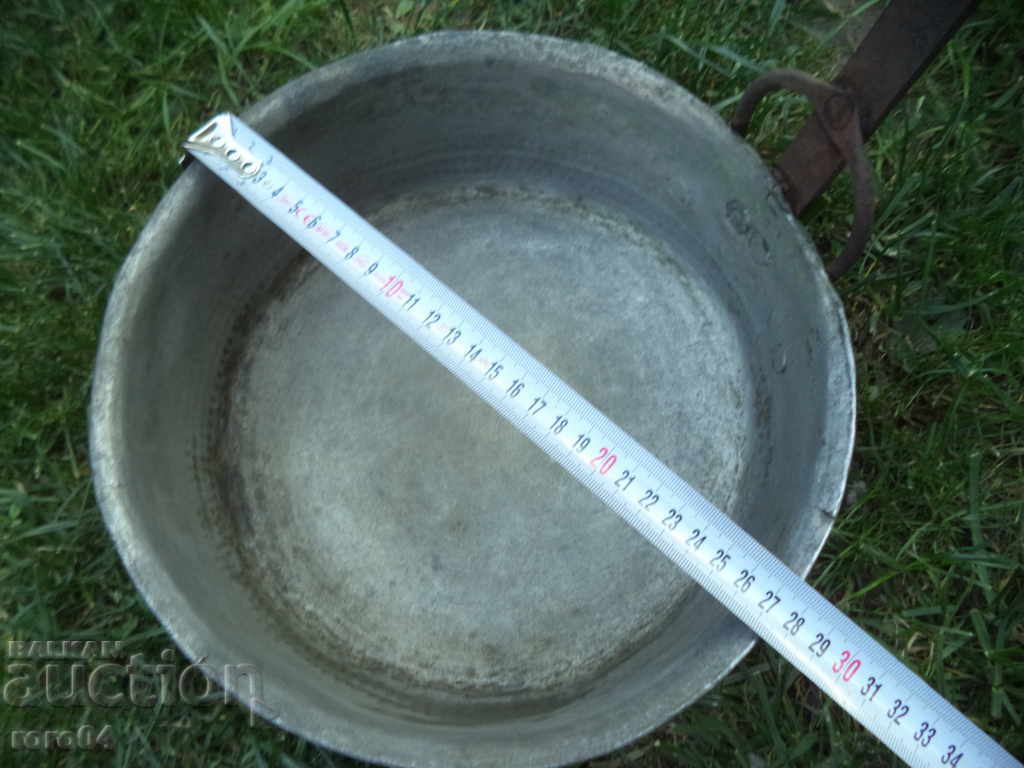 Auction  A deep Renaissance forged frying pan