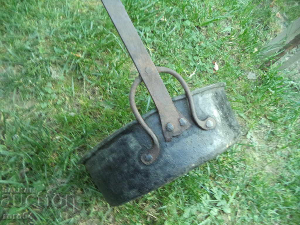 A deep Renaissance forged frying pan - 7