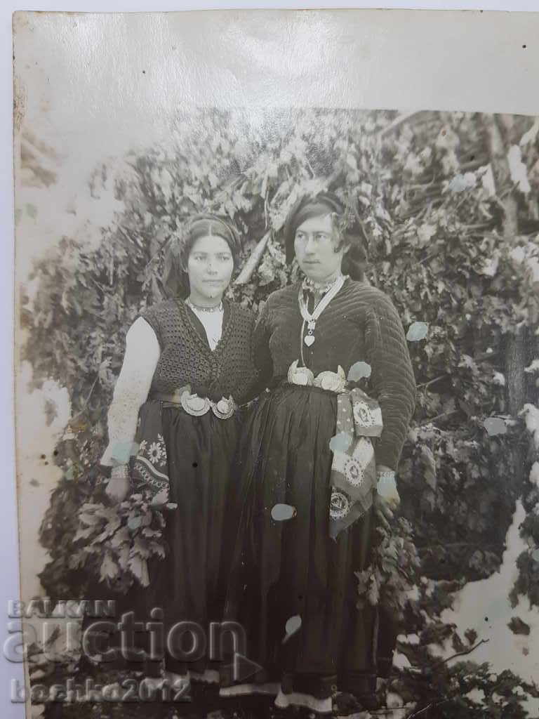 Рядка българска царска възрожденска фотография жени с пафти